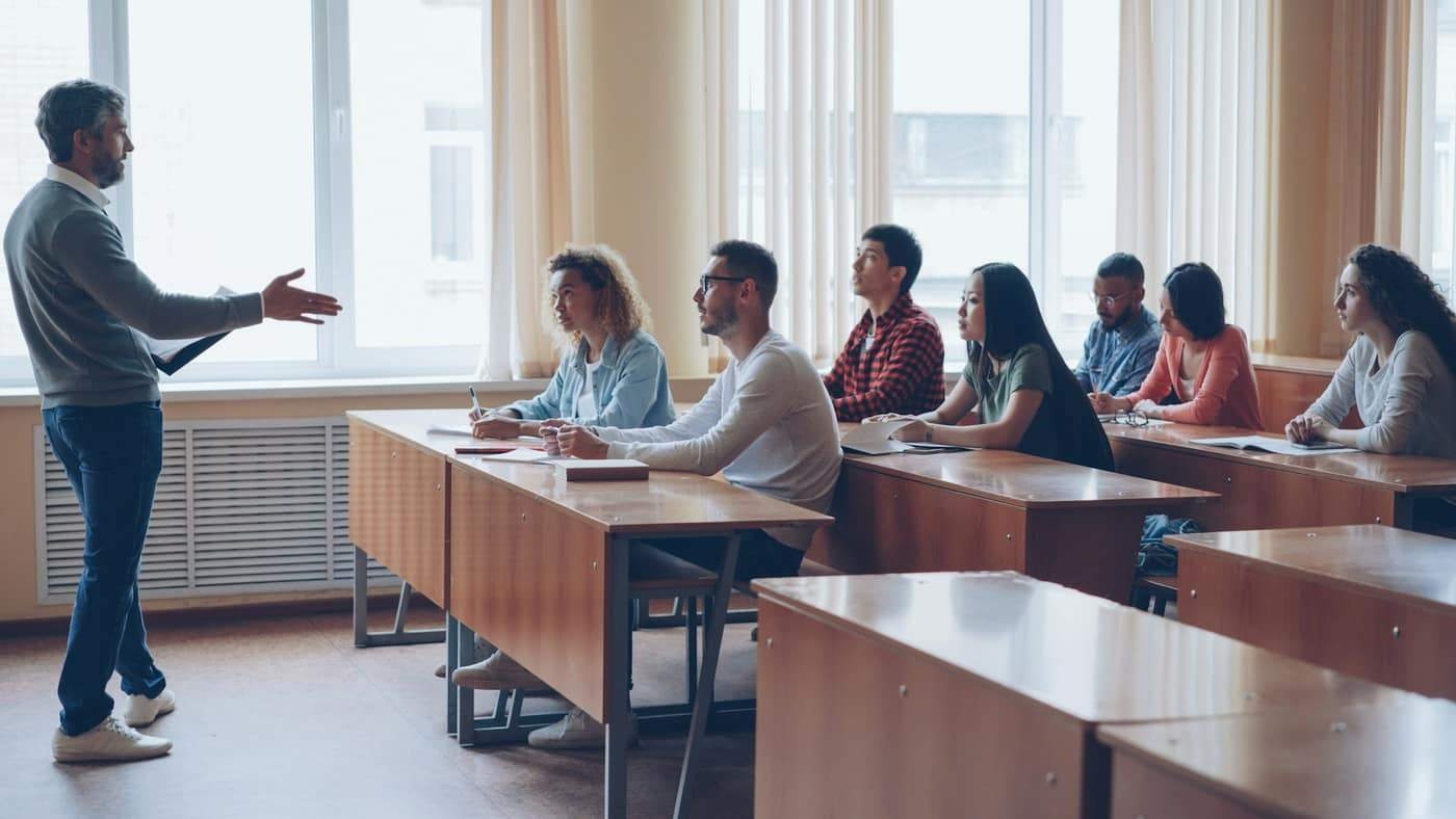 Profesor dando clase a un grupo de adultos