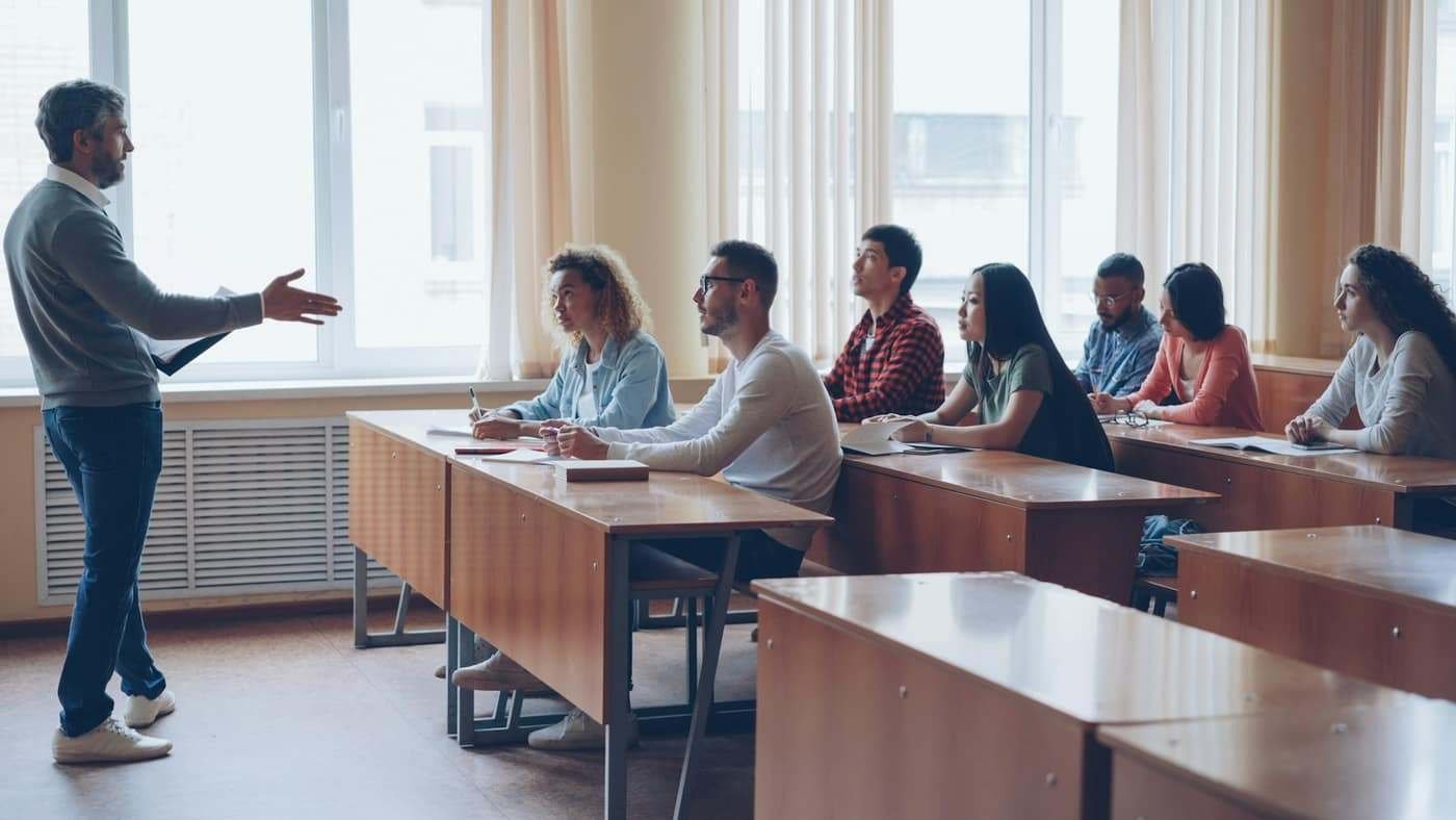 Profesor dando clase a un grupo de adultos