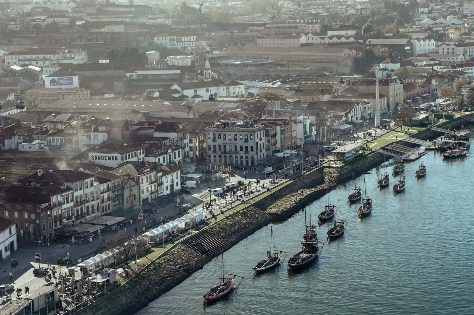 Vista aérea da marginal de Vila Nova de Gaia com barcos no Douro