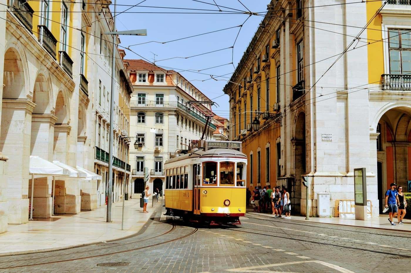 Elétrico amarelo numa rua de Lisboa