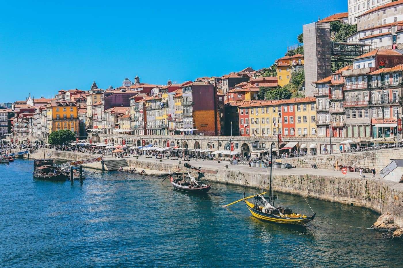 Barcos rabelos no Douro em frente à Ribeira do Porto