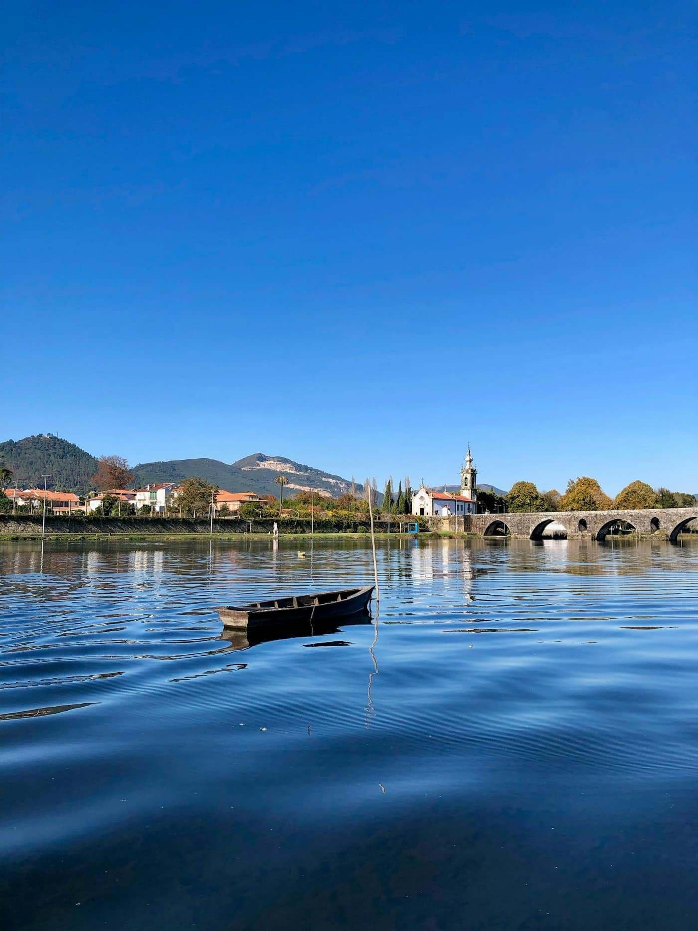 Barco no rio Lima junto a uma ponte em Viana do Castelo